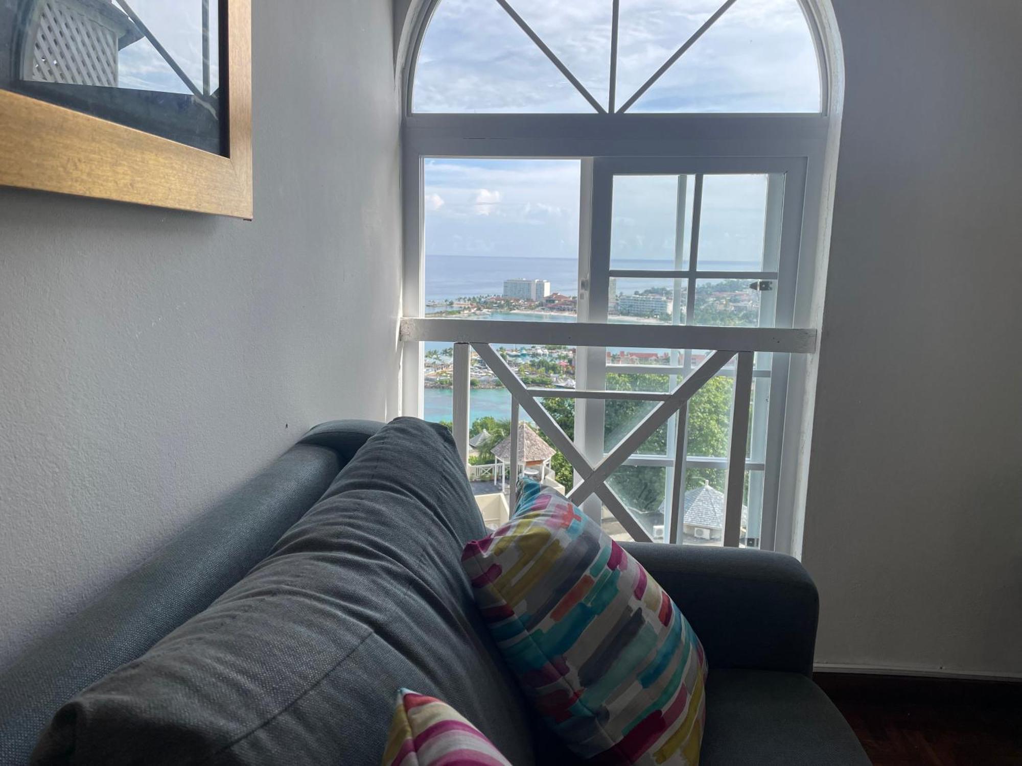 Apartamento Oceanbreeze Jamaica Penthouse, 7-minute Walk To *
