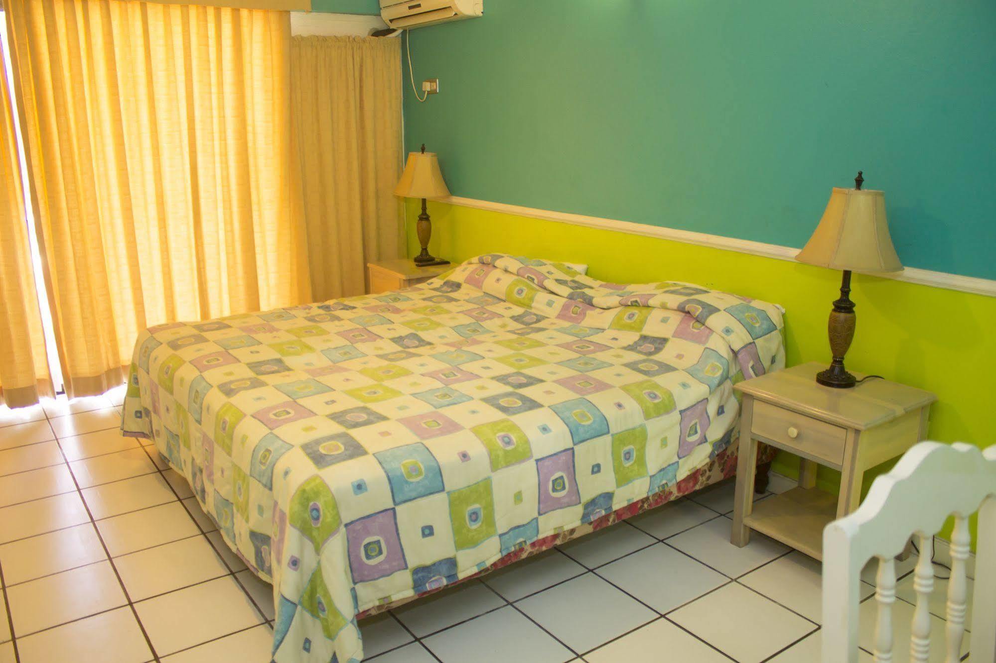Chrisanns Apartahotel Ocho Ríos