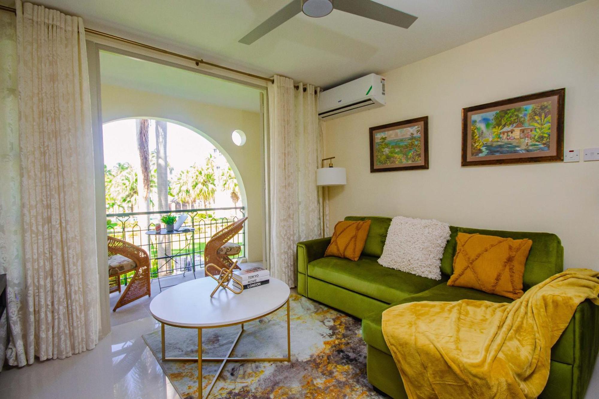 Heart Of Ocho Rios-Free Beach Acess-King Bed-Pool-Free Parking-Gated Complex-Free Wifi 100Mbps Apartment Ocho Rios
