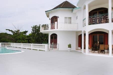 Grand - 9-bedroom Luxury Retreat With Olympic Sized Pool Villa