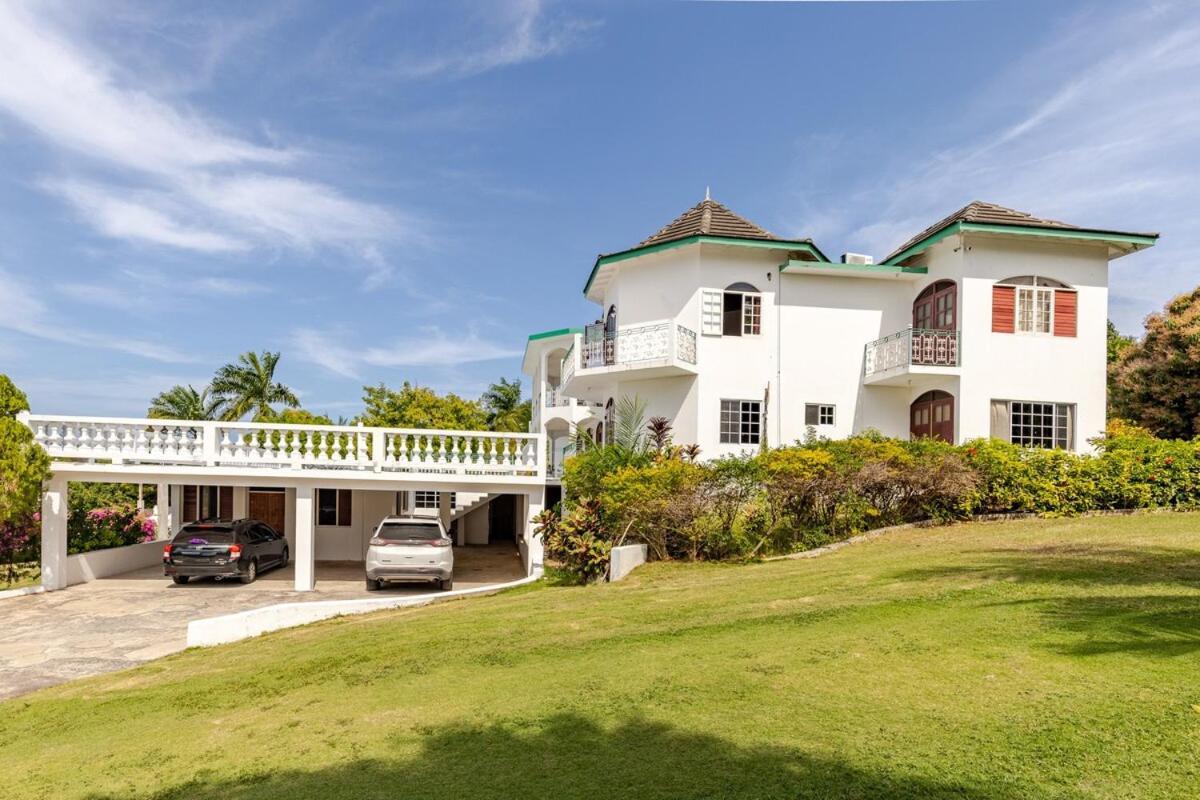 Villa Grand - 9-bedroom Luxury Retreat With Olympic Sized Pool Montego Bay