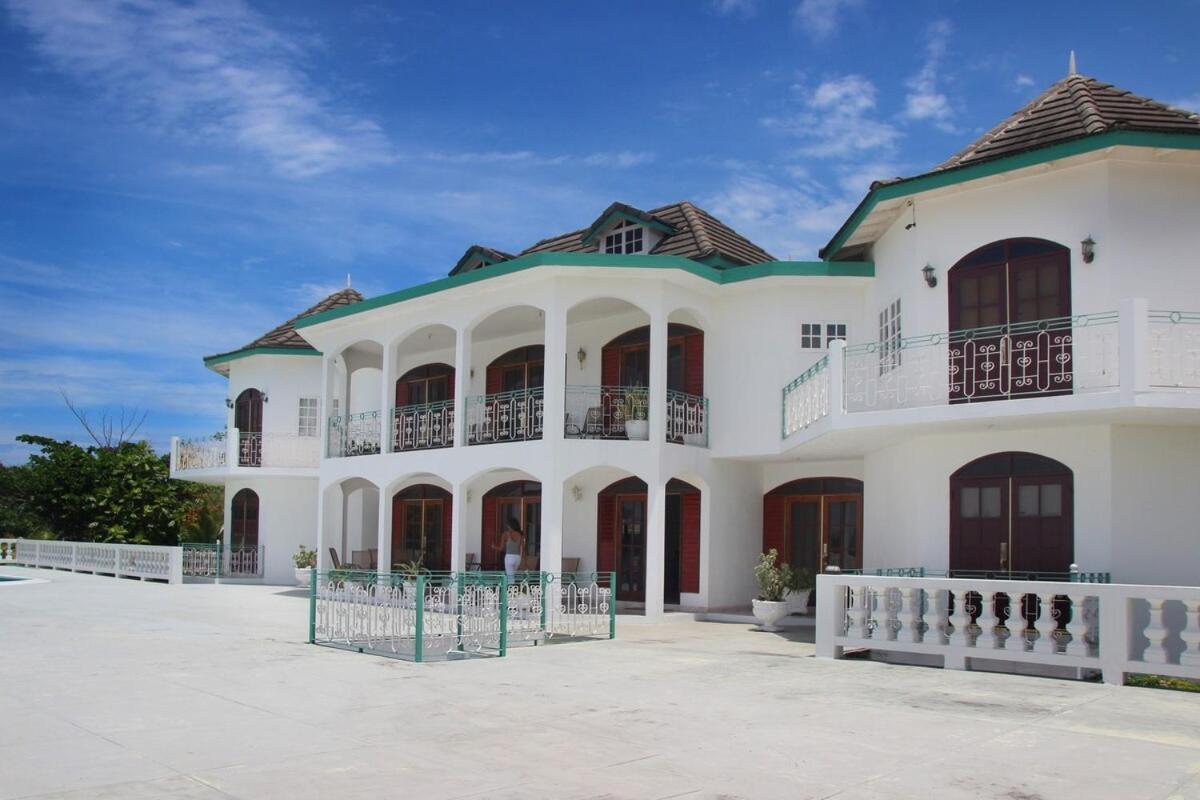 Grand - 9-bedroom Luxury Retreat With Olympic Sized Pool Villa