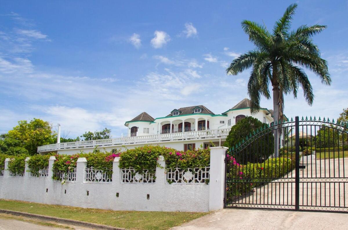 Grand - 9-bedroom Luxury Retreat With Olympic Sized Pool Villa *