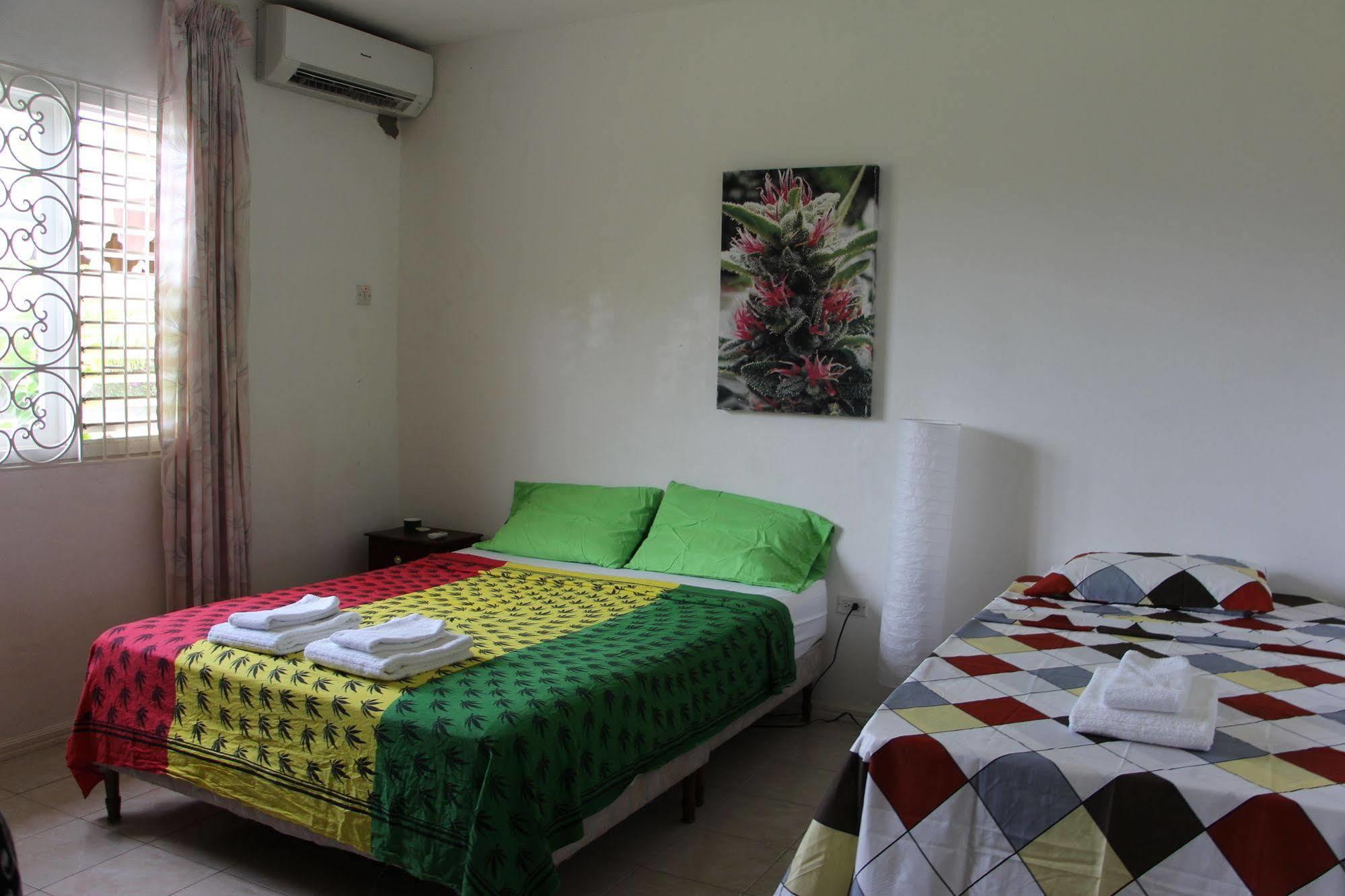Hotbox & Breakfast - Hotel 4*