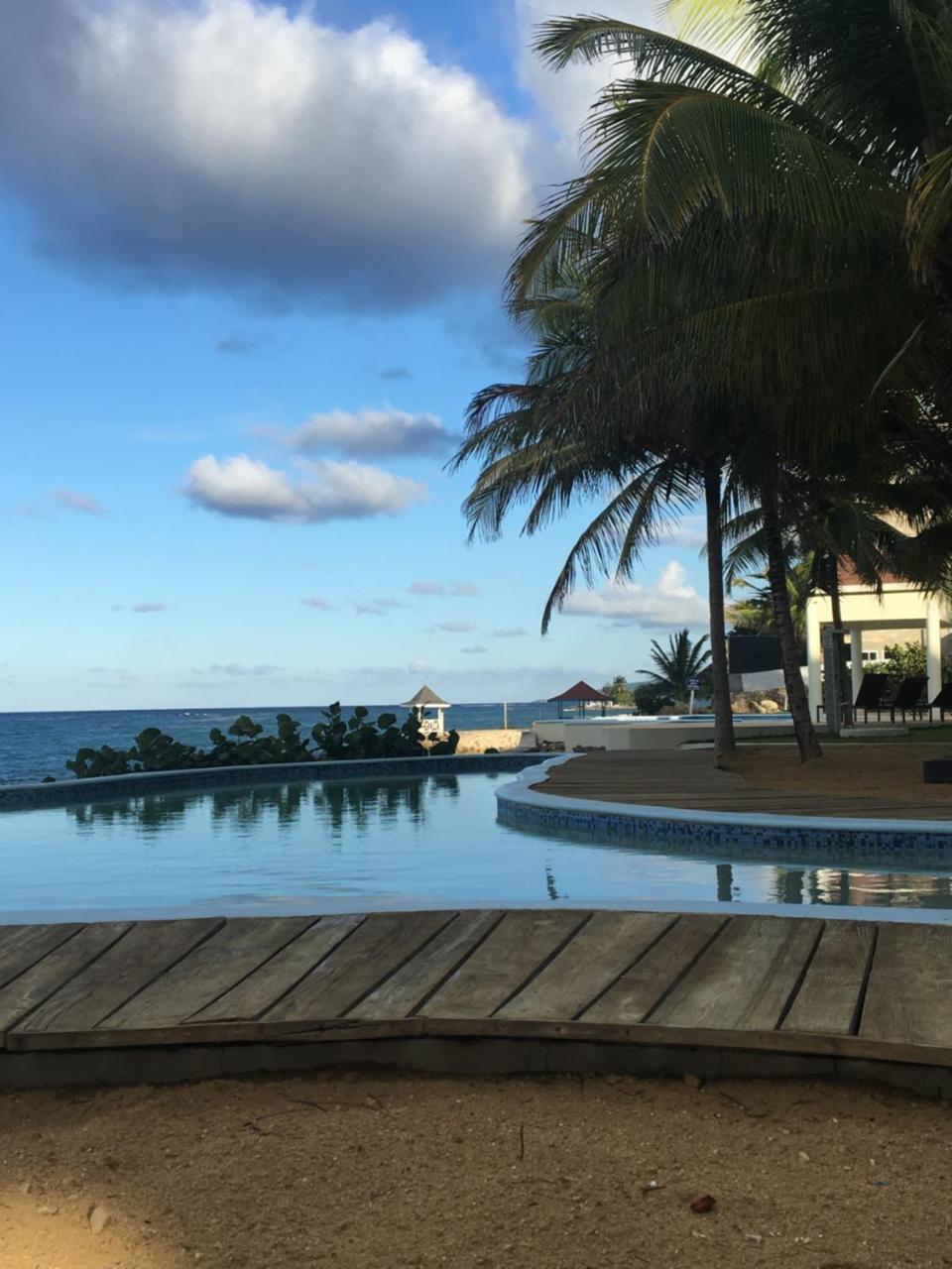Whispering Seas - 2 Bedroom Luxury Ocean Front Aparthotel *